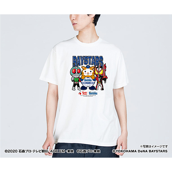 【アウトレット】仮面ライダー/横浜DeNAベイスターズ Tシャツ(集合) アダルト ホワイト