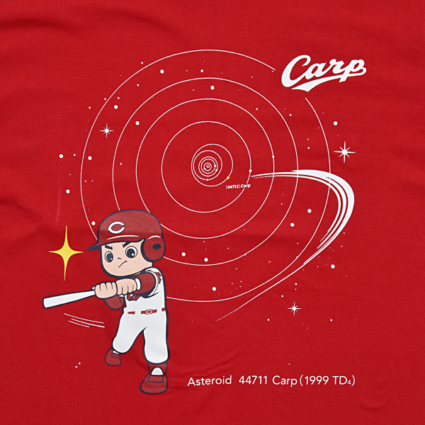 小惑星Carp 命名20周年記念 カープ坊や×天文王国おかやまコラボ 「小惑星 カープ坊や T シャツ」 レッド