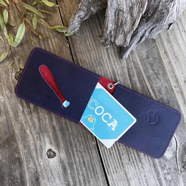 広島ジビエレザー×広島東洋カープ コラボ鹿革二つ折りパスケース 2026Ver.