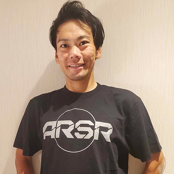 新城幸也 クルーネックロゴTシャツ【J SPORTS限定】 ブラック