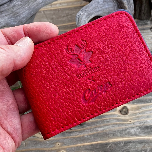 広島ジビエレザー×広島東洋カープ コラボ鹿革二つ折りパスケース 2026Ver.