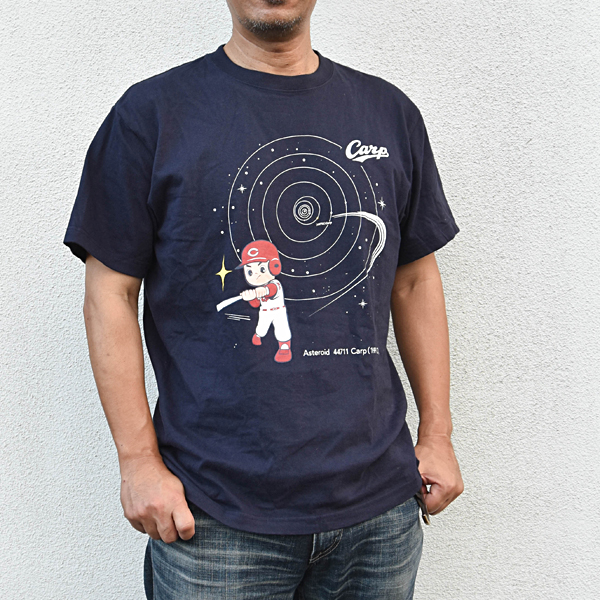 小惑星Carp 命名20周年記念 カープ坊や×天文王国おかやまコラボ 「小惑星 カープ坊や T シャツ」 ネイビー